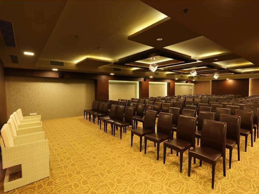 The Orbis Hotel Коимбатур Экстерьер фото